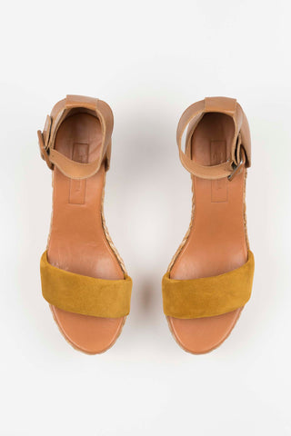 SANDALIA CUÑA CAMEL TIRA MOSTAZA