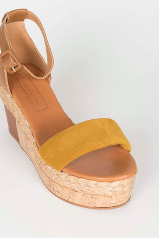 SANDALIA CUÑA CAMEL TIRA MOSTAZA