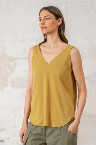 TOP ESCOTE PICO TIRANTE ANCHO MOSTAZA