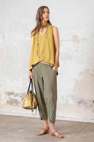 TOP ESCOTE PICO TIRANTE ANCHO MOSTAZA