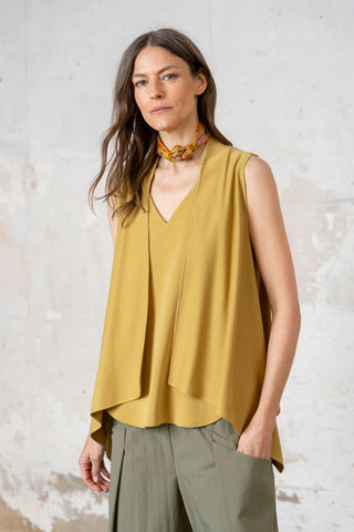 CHALECO PICOS ASIMÉTRICO MOSTAZA