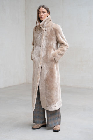 ABRIGO LARGO REVERSIBLE PELUCHE SOLAPAS CHAMPAGNE