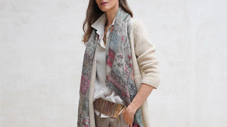 Looks de invierno para mujer con capas y tonos neutros