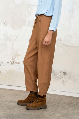 PANTALON GLOBO PINZA EN BOLSILLO CAMEL