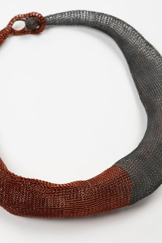 COLLAR CORTO MALLA MITAD ROJO OSCURO MITAD GRIS