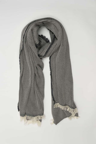 Fular Daneva gris con flecos
